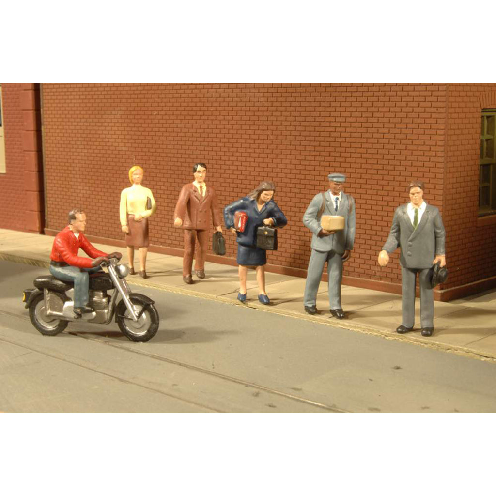 O-Gauge City People w/Motorcycle (7)