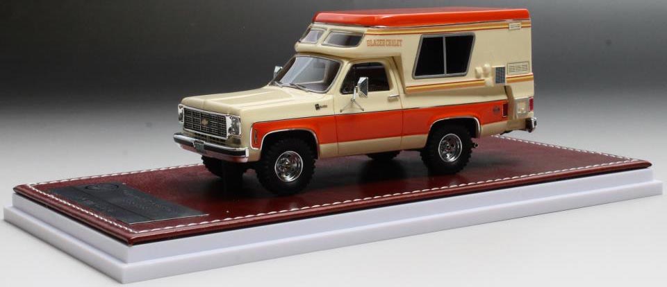 1977 Chevrolet K5 Blazer Chalet (Cream/Orange)